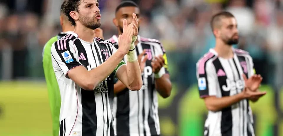 Jugadores de Juventus aplaudiendo a la afición