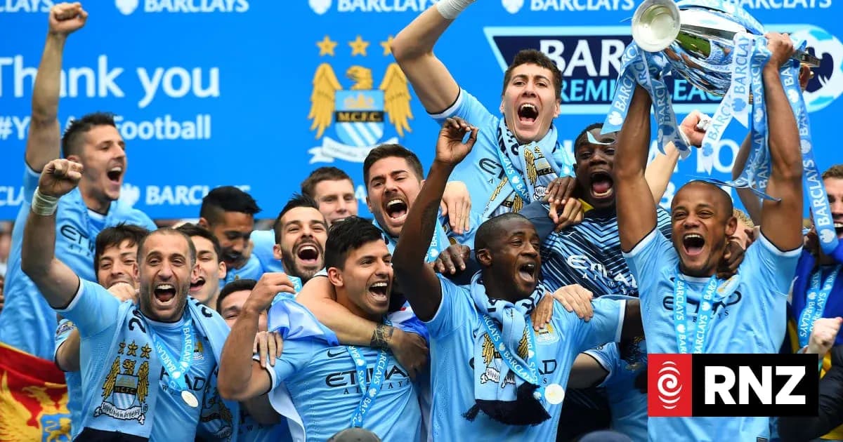 Jugadores de Manchester City celebrando un trofeo