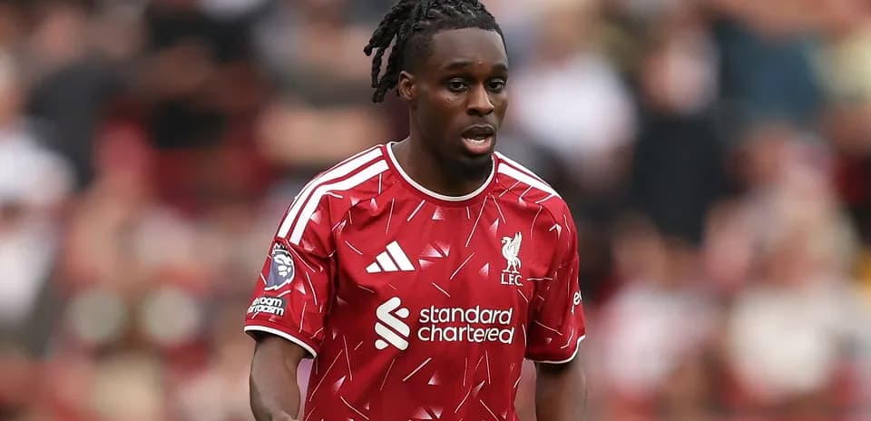 Jugador de Liverpool en acción durante el partido