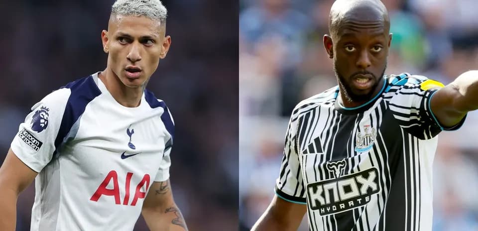 Richarlison y jugador de Newcastle en el partido