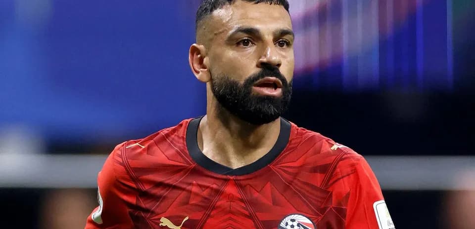 Jugador de fútbol en camiseta roja durante partido