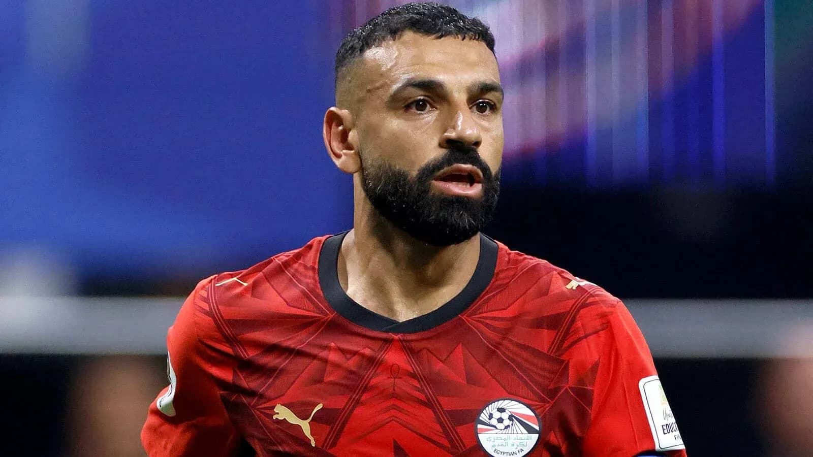 Jugador de fútbol en camiseta roja durante partido