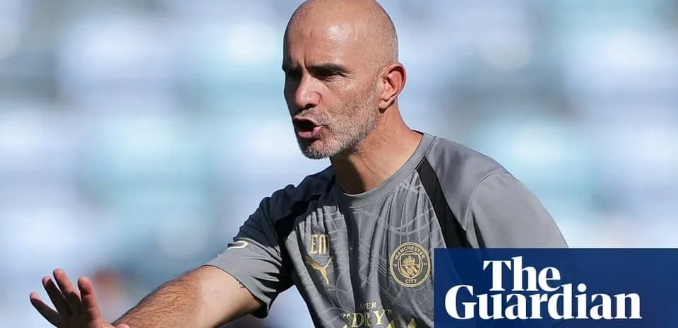 Entrenador dirigiendo a su equipo en el campo