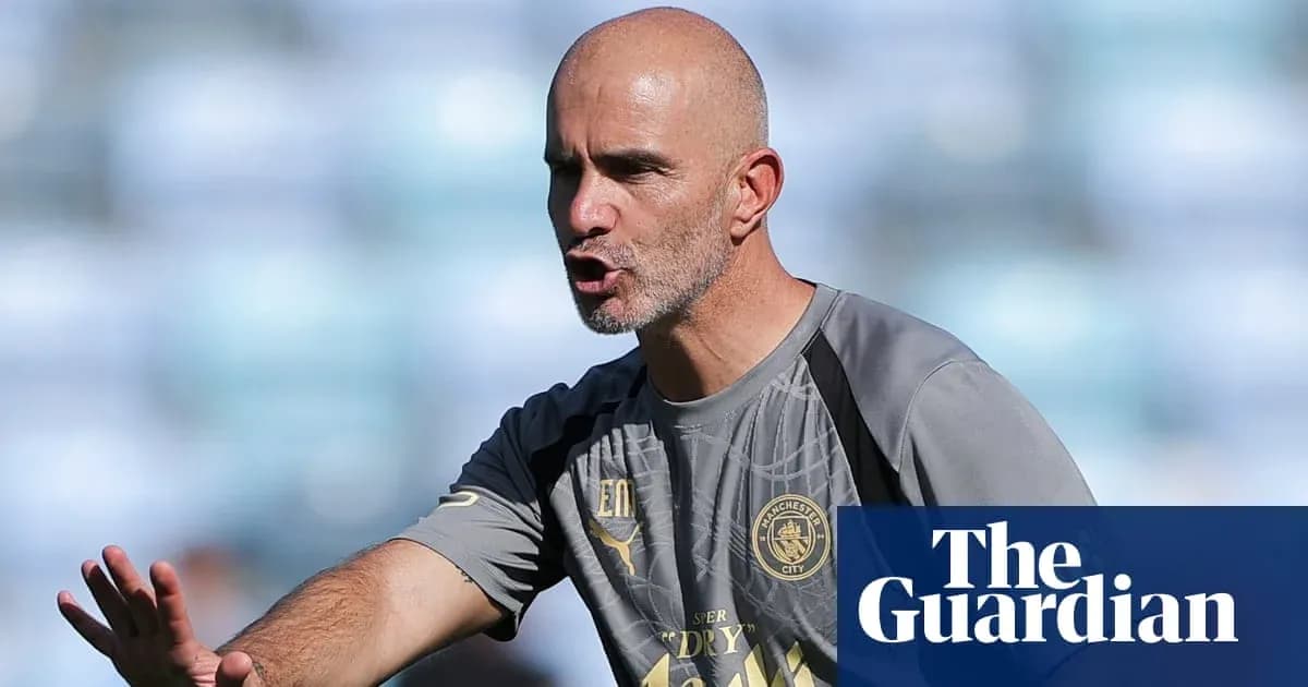 Entrenador dirigiendo a su equipo en el campo