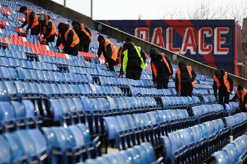 Trabajadores limpiando las gradas del estadio