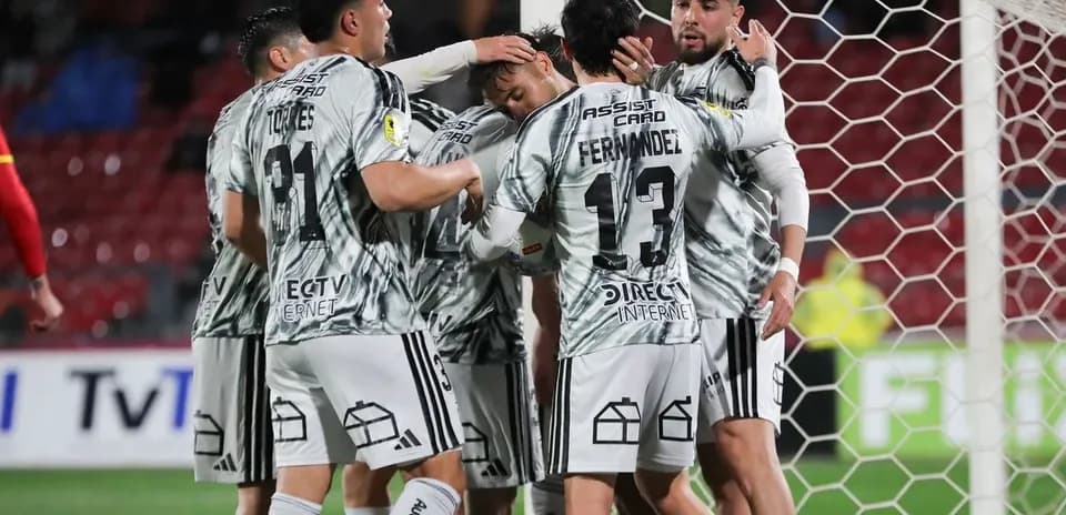 Jugadores de Colo Colo celebrando un gol