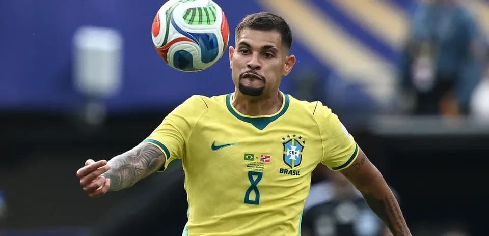 Jugador brasileño controlando el balón en el aire