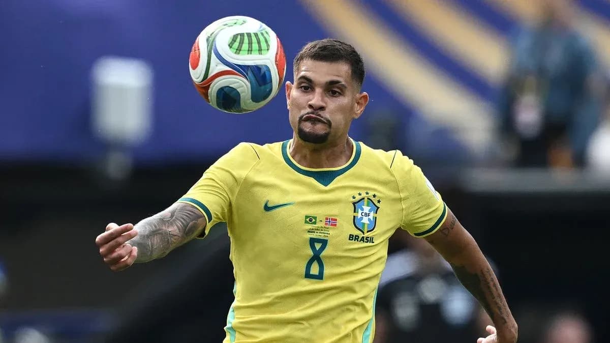 Jugador brasileño controlando el balón en el aire