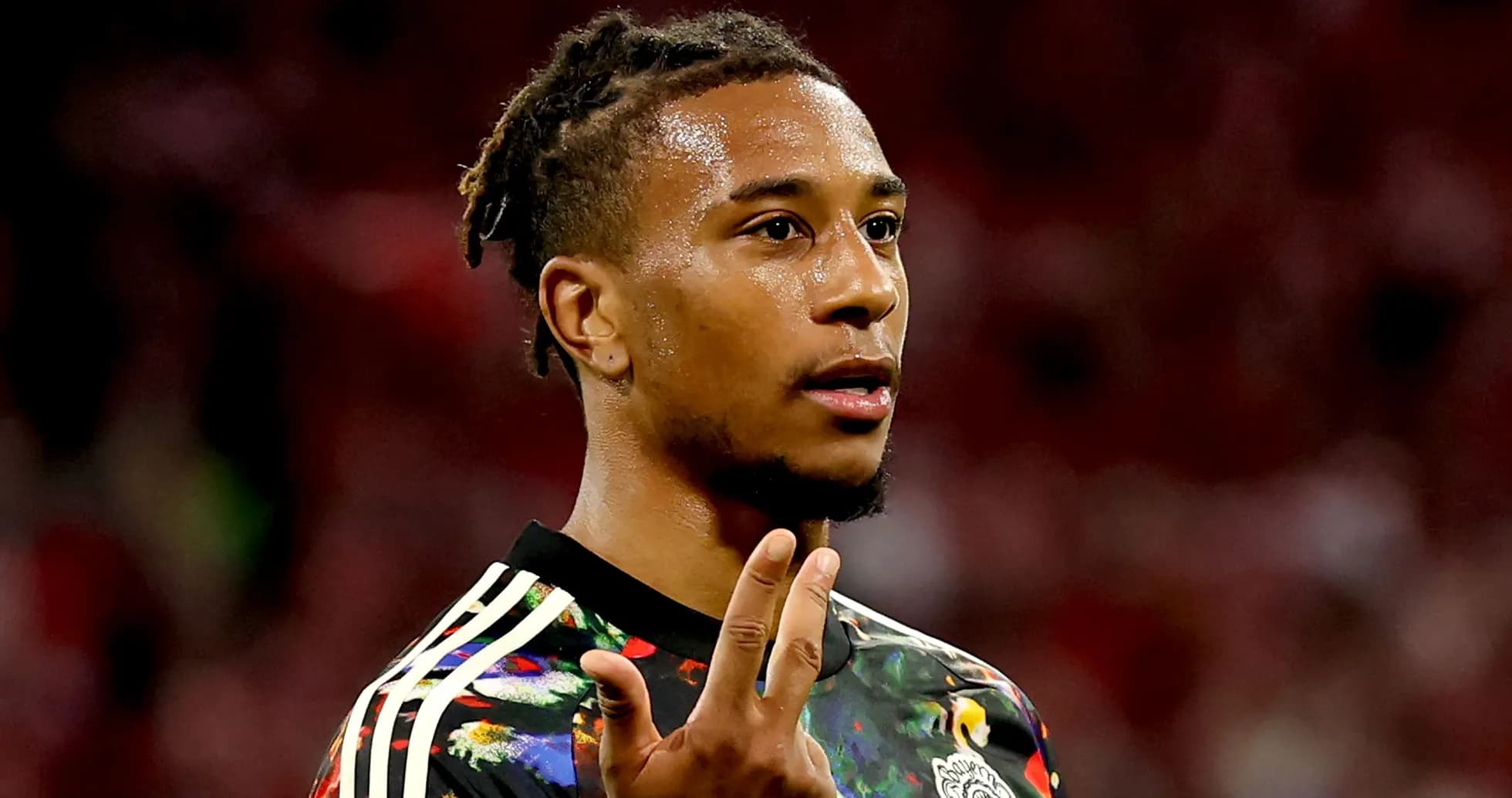 Jugador señalando mientras habla en el campo