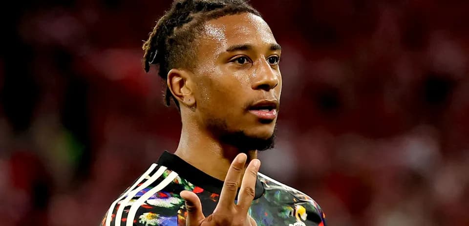 Jugador señalando mientras habla en el campo