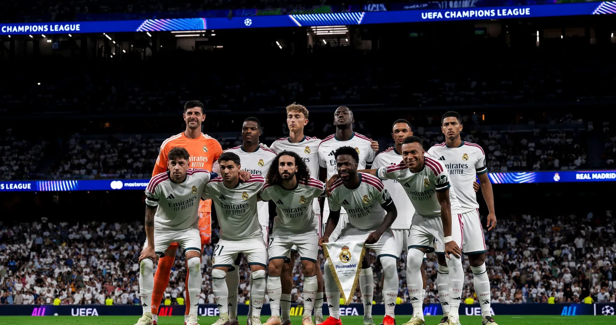 Jugadores del Real Madrid posando en el estadio