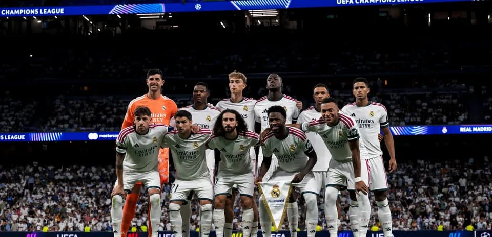 Jugadores del Real Madrid posando en el estadio