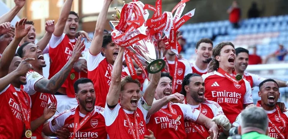 Jugadores de Arsenal celebrando la victoria con el trofeo