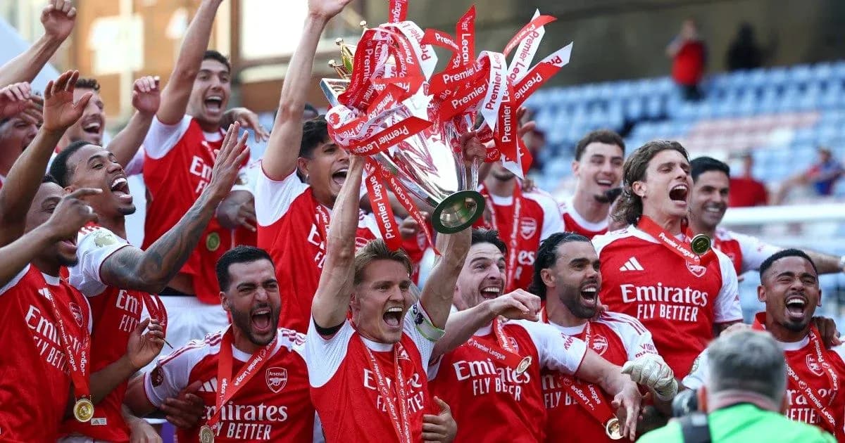 Jugadores de Arsenal celebrando la victoria con el trofeo