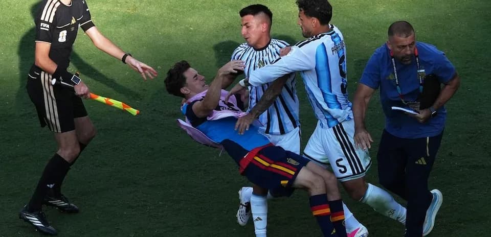Jugadores de España y Argentina en confrontación