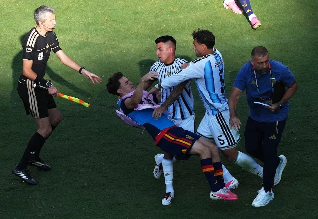 Jugadores de España y Argentina en confrontación