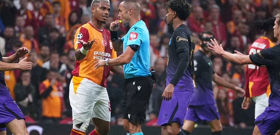 Jugadores discutiendo con el árbitro en el partido