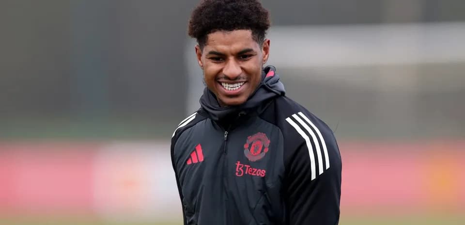 Jugador de Manchester United en entrenamiento sonriente