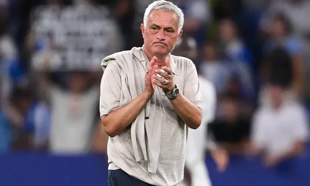 Entrenador aplaudiendo en el campo de juego