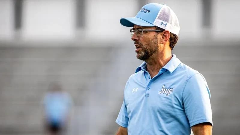 Entrenador hablando durante una sesión de práctica