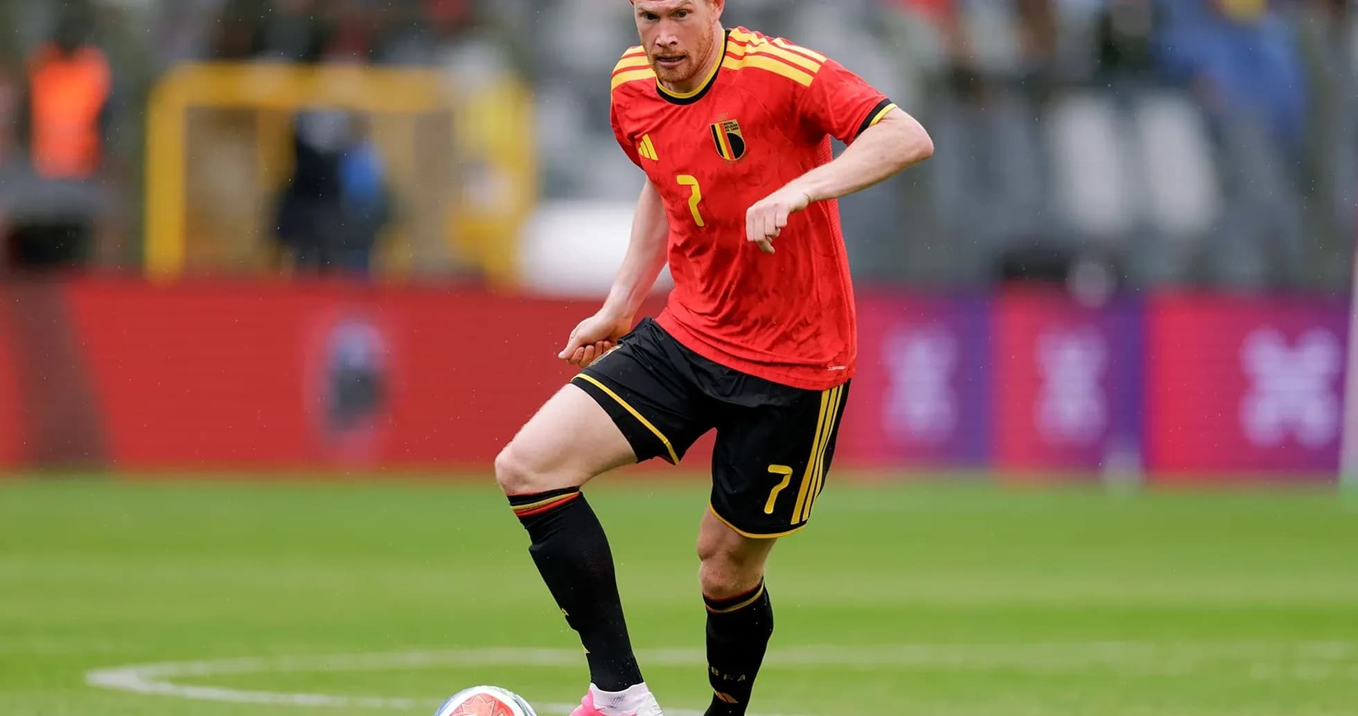Jugador belga con balón durante el partido