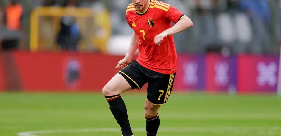 Jugador belga con balón durante el partido