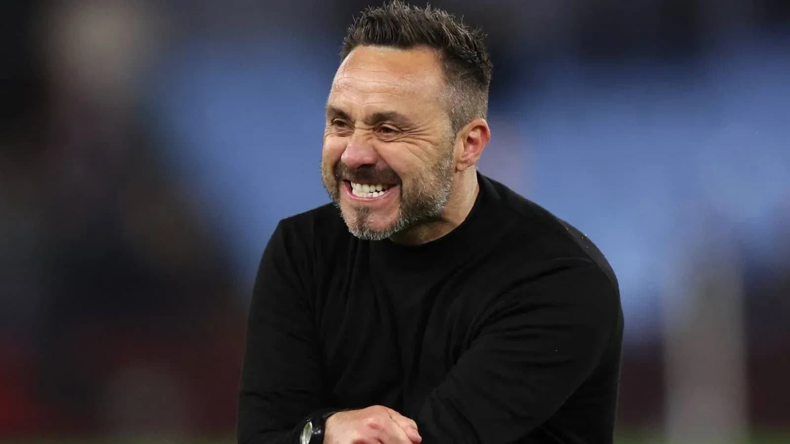 Entrenador sonriendo en el campo de juego