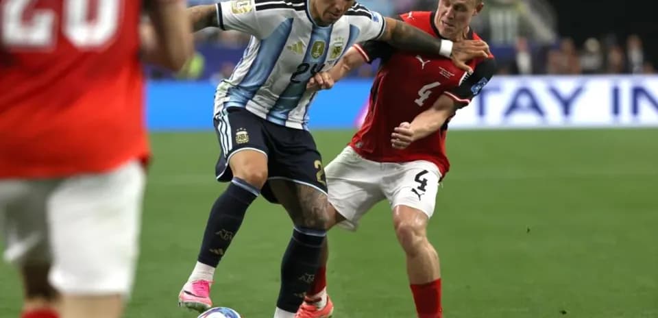 Jugador de Argentina luchando por el balón contra oponente