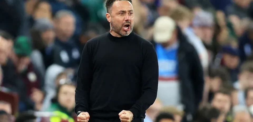 Entrenador animando a su equipo en el banquillo