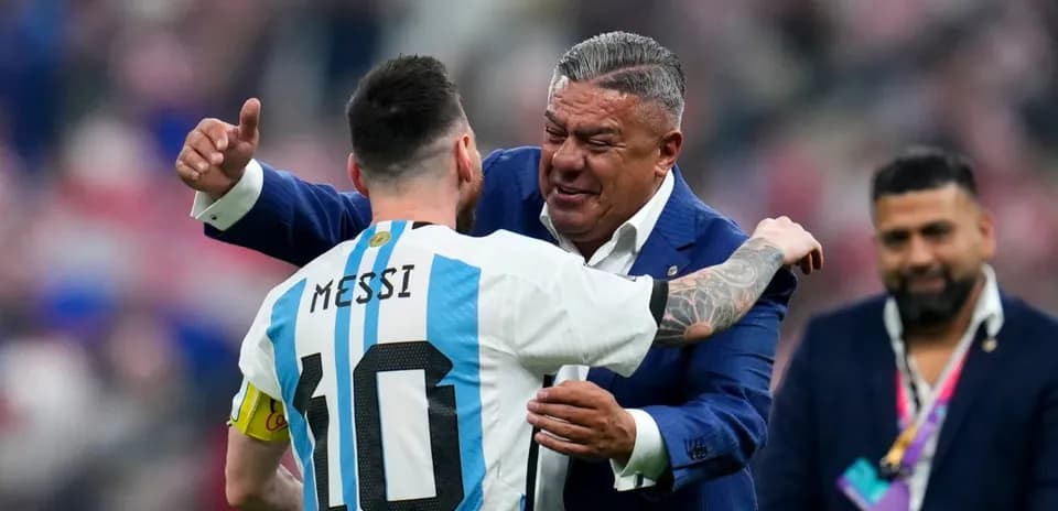 Lionel Messi abrazando a un directivo después del partido