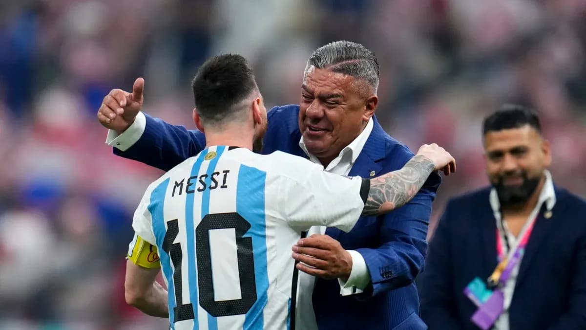 Lionel Messi abrazando a un directivo después del partido