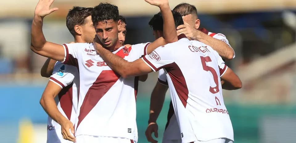 Jugadores de equipo celebrando un gol en partido