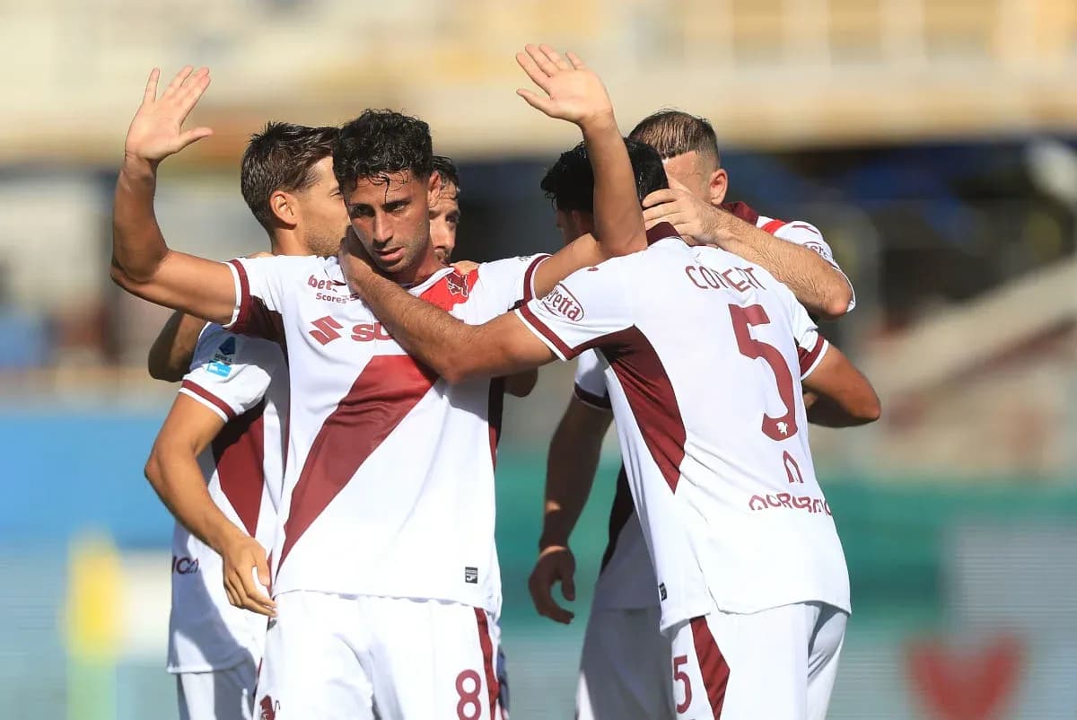Jugadores de equipo celebrando un gol en partido