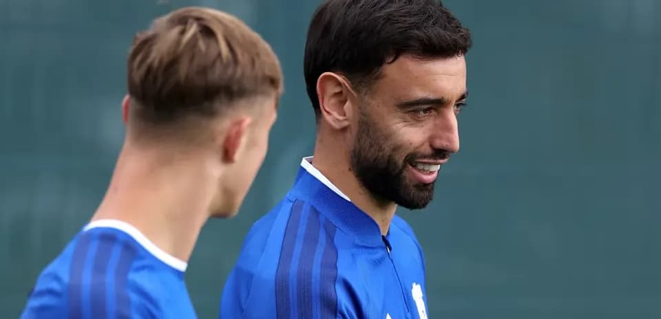 Dos jugadores conversando durante sesión de entrenamiento