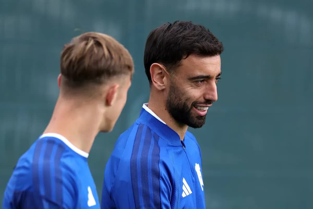 Dos jugadores conversando durante sesión de entrenamiento