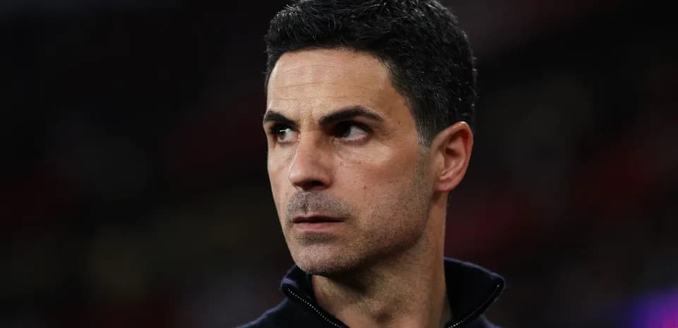 Entrenador observando el partido desde la línea lateral