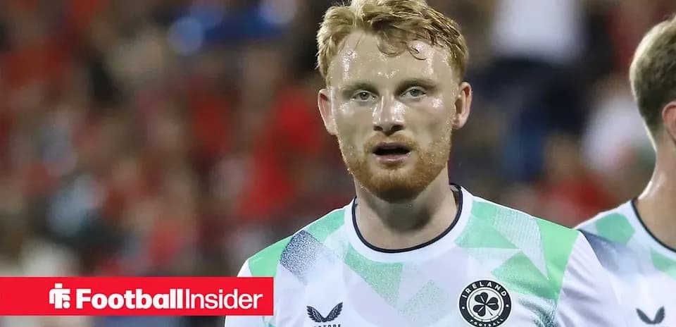 Jugador de fútbol con camiseta de Irlanda en el campo
