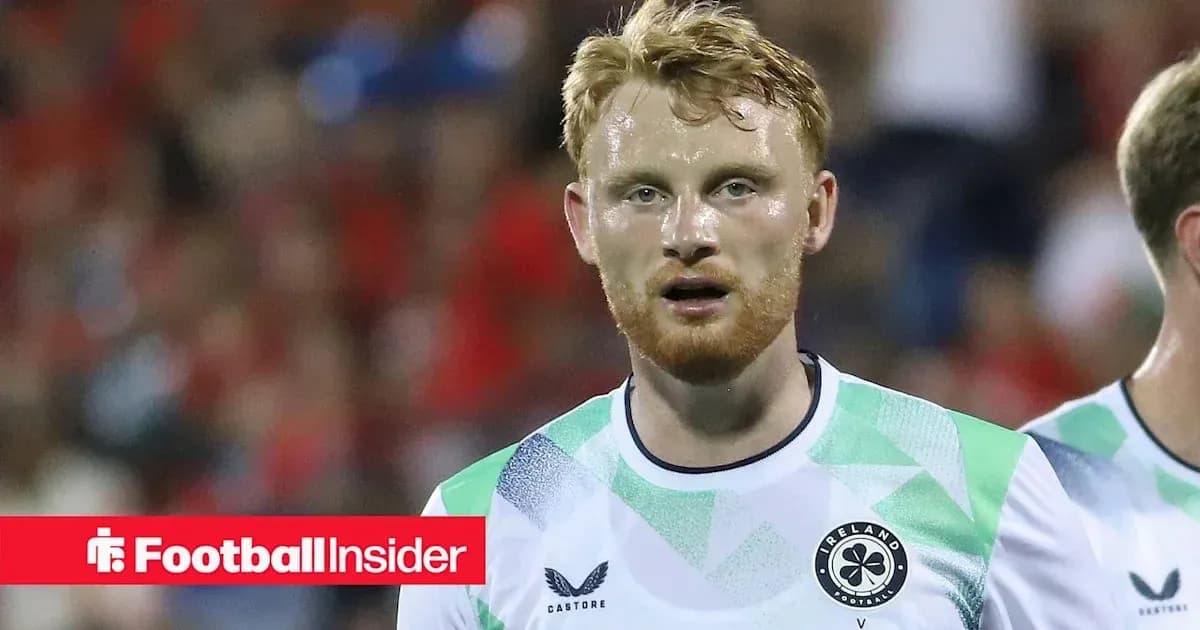 Jugador de fútbol con camiseta de Irlanda en el campo