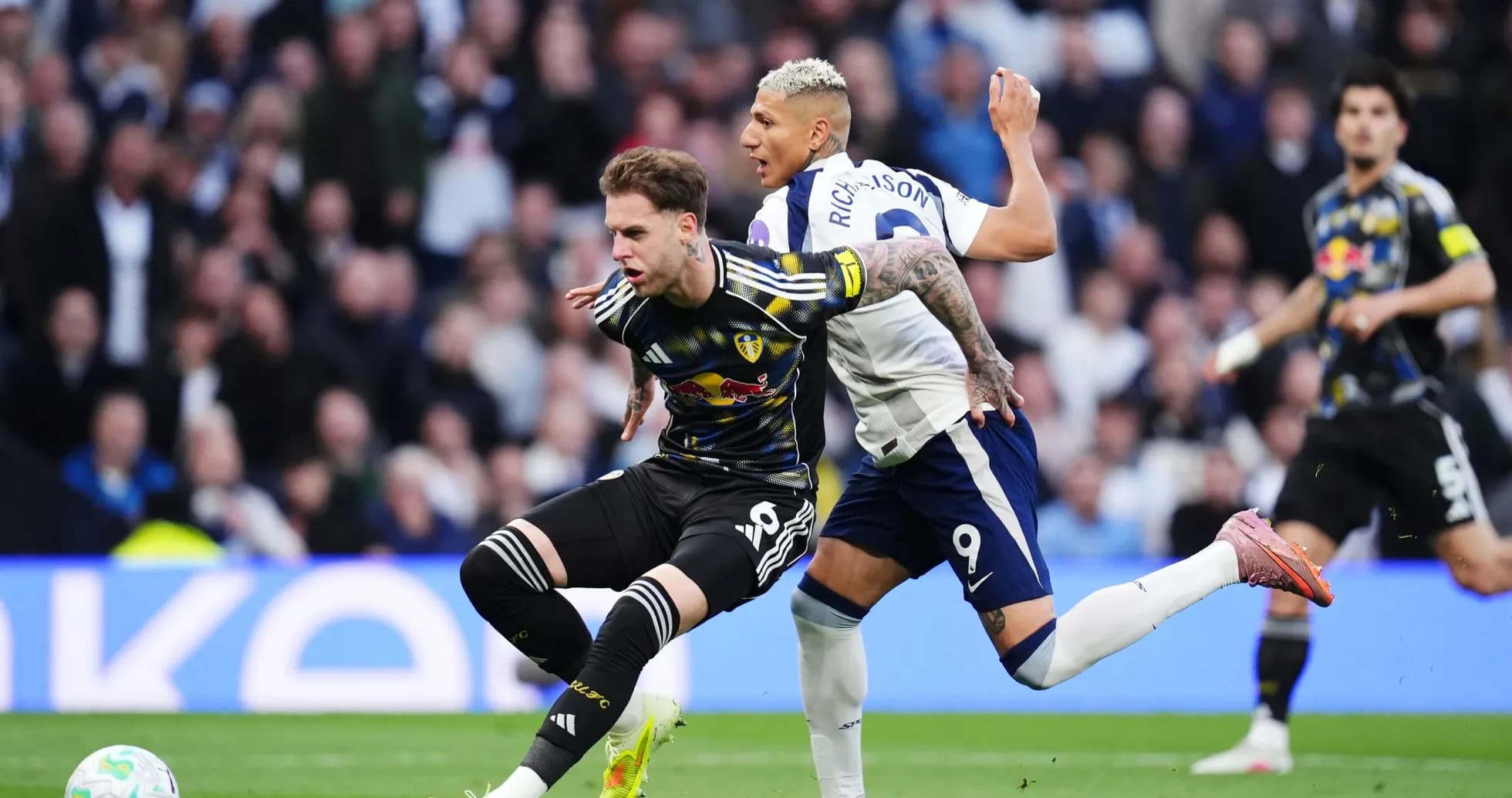Jugador de Leeds y Tottenham compitiendo por el balón