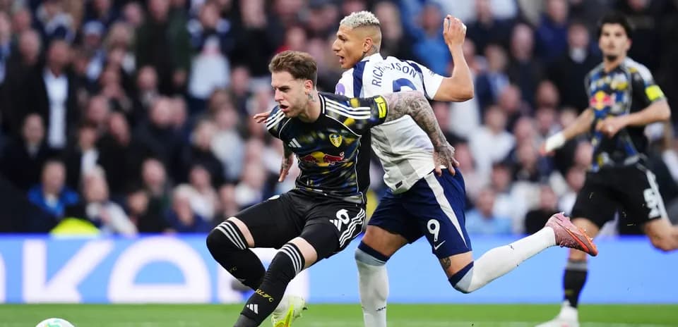 Jugador de Leeds y Tottenham compitiendo por el balón