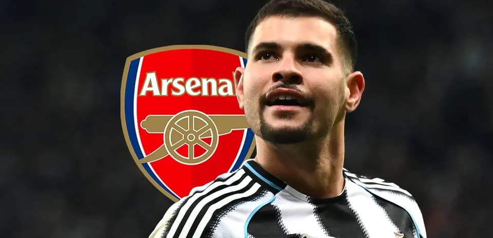 Jugador de Newcastle frente al logo de Arsenal