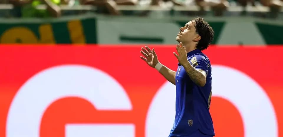 Jugador celebrando en el partido Palmeiras vs RB Bragantino