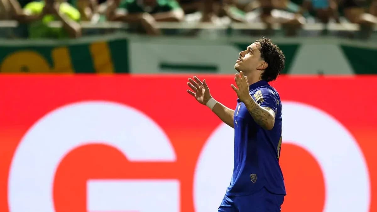 Jugador celebrando en el partido Palmeiras vs RB Bragantino
