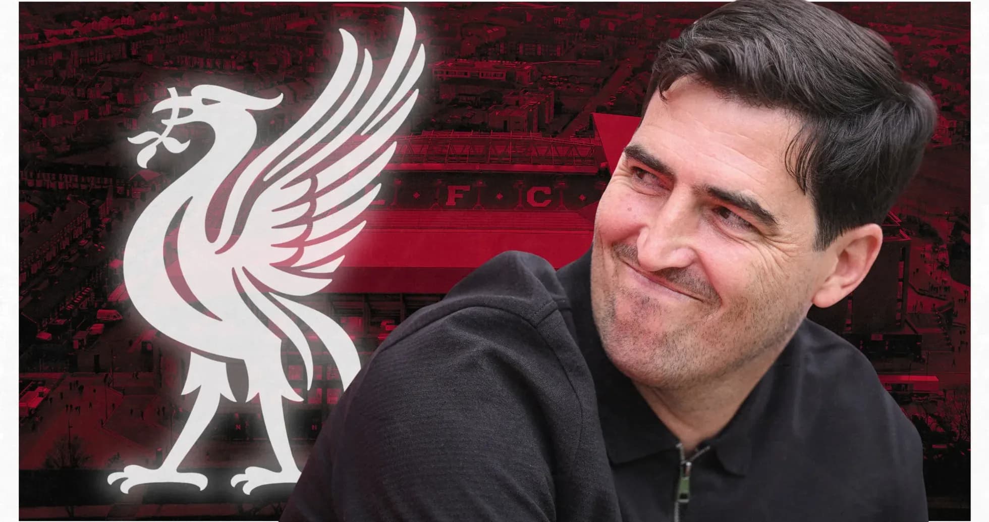 Entrenador sonriente frente al logo de Liverpool FC