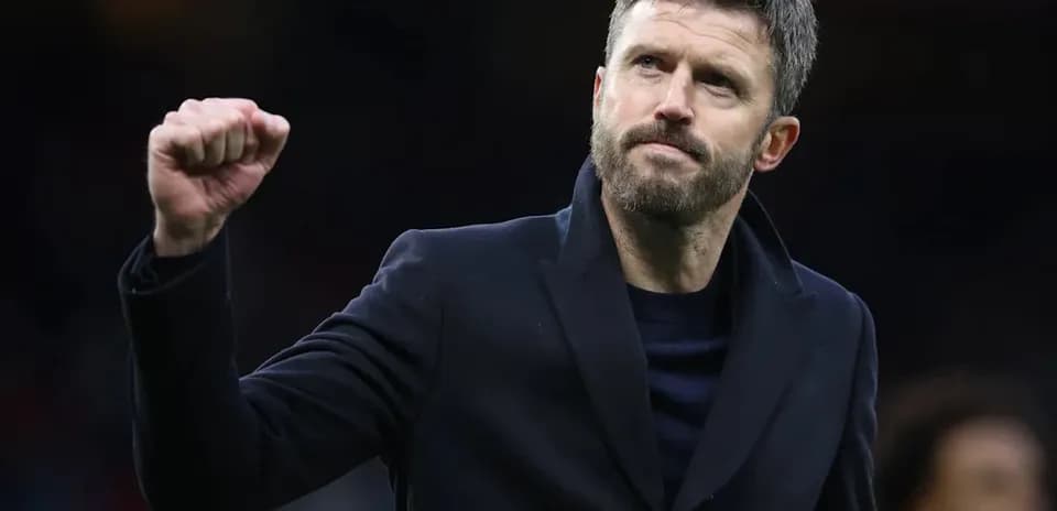 Entrenador levantando el puño tras el partido