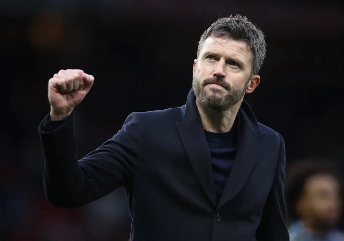 Entrenador levantando el puño tras el partido