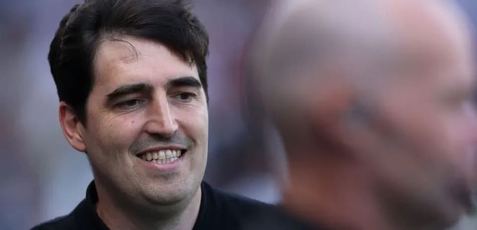 Entrenador sonriendo durante un evento deportivo