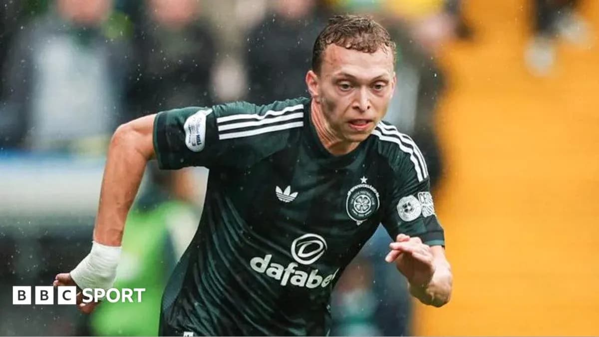 Jugador de Celtic corriendo bajo la lluvia