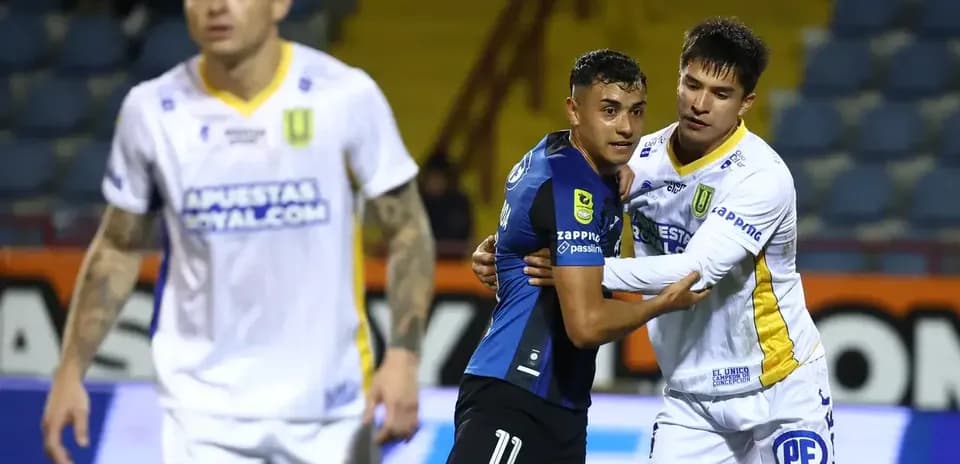Jugadores de Universidad de Concepción y Huachipato en acción