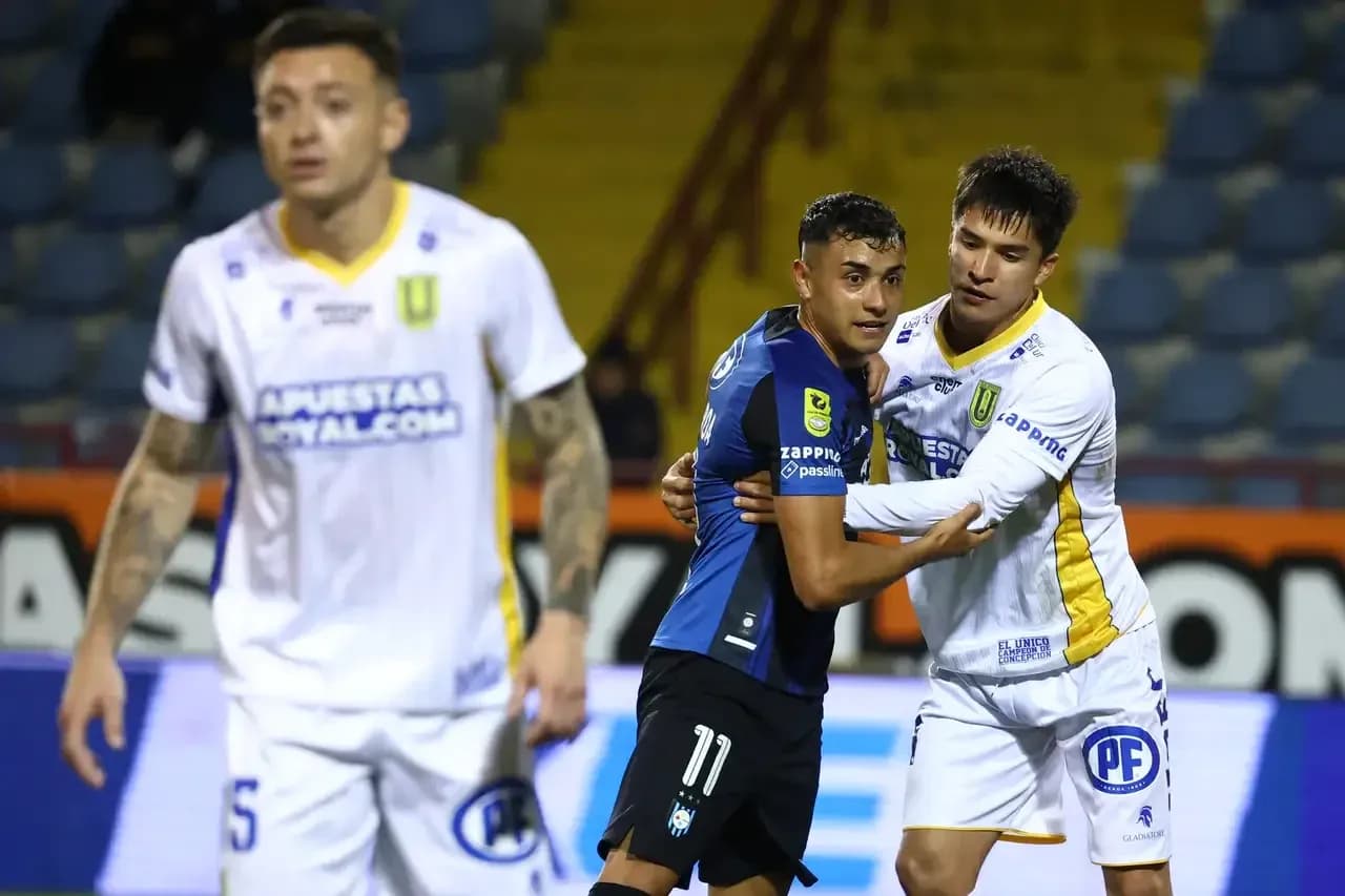 Jugadores de Universidad de Concepción y Huachipato en acción